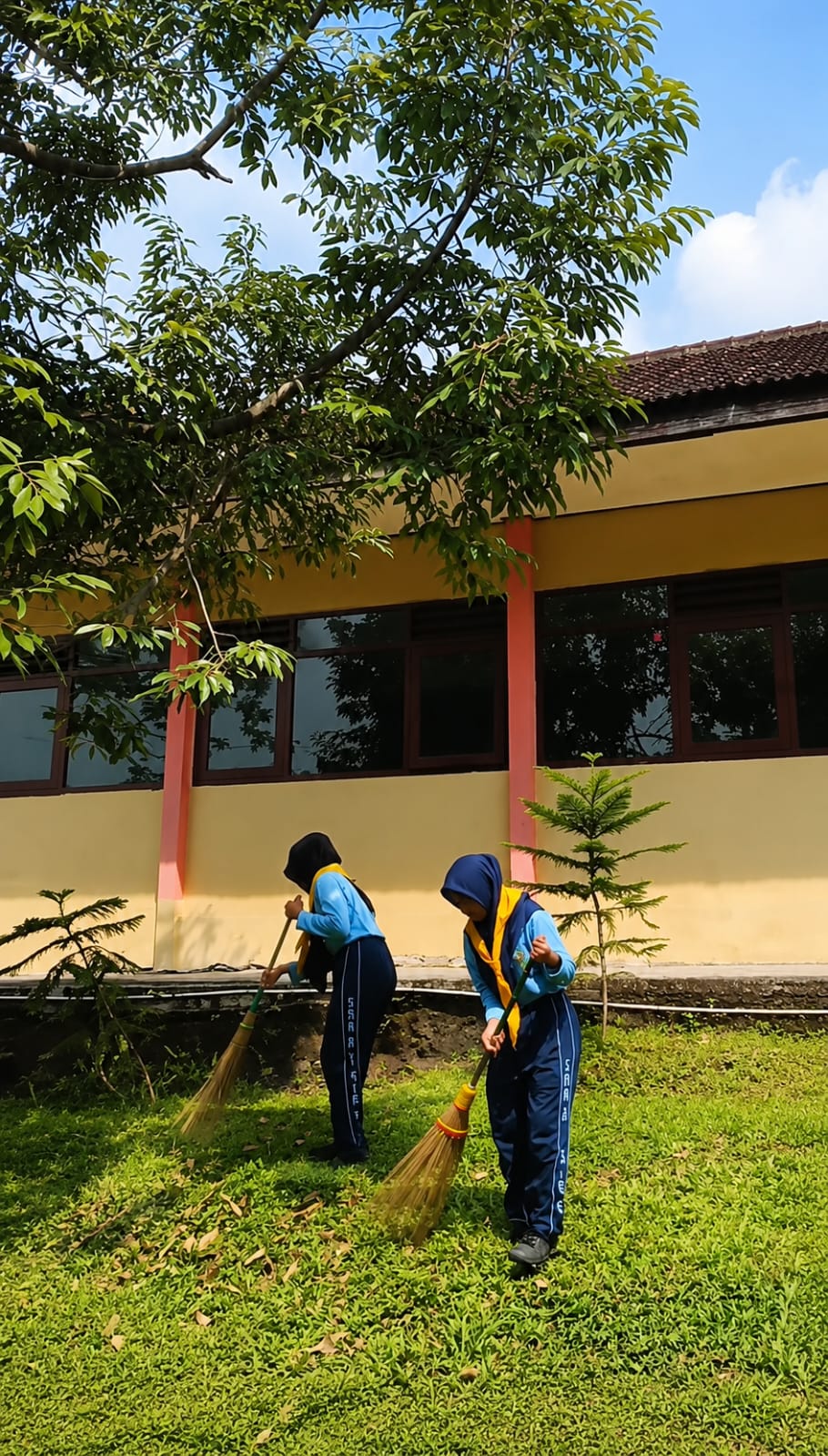PMR SMA Negeri 1 Sine Gelar Kegiatan “Satu Jari” untuk Menjaga Kebersihan Lingkungan Sekolah