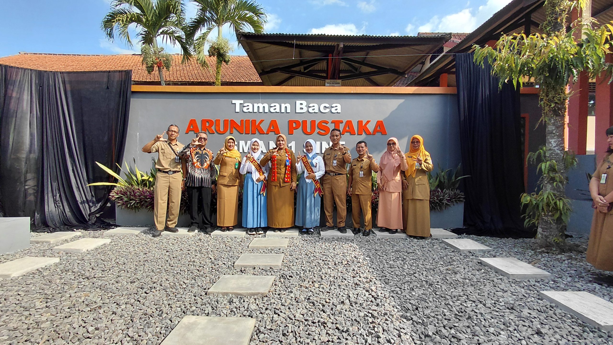 Kacabdin Wilayah Madiun Hadiri Penyambutan dan Peresmian Fasilitas Sekolah di SMA Negeri 1 Sine